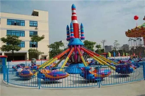自控飞机的浪漫与严谨 探究普通露天游乐园中的经典设备